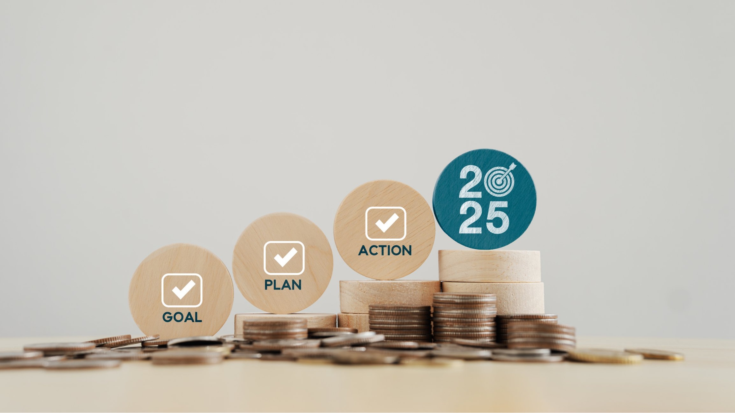 Four circles each with financial goals for 2025